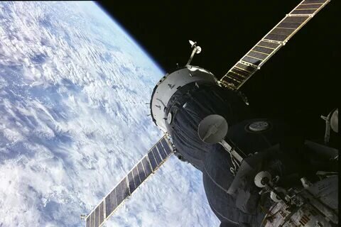 Космическое агентство НАСА приступило к трудоемкому процессу обновления программного обеспечения 2 своих космических зондов. Пользователи, которые самостоятельно устанавливали или обновляли ПО, знают, что это непростая задача, но она становится еще более рискованной для зондов "Вояджер". Эти космические корабли путешествуют уже почти 50 лет и на данный момент являются единственными исправными зондами за границами Солнечной системы. Целью обновления программного обеспечения зондов является устранение проблемы с искажением связи от "Вояджера-1" в 2022 году, но если что-то пойдет не так, то вернуть контроль над уникальными зондами будет невозможно.