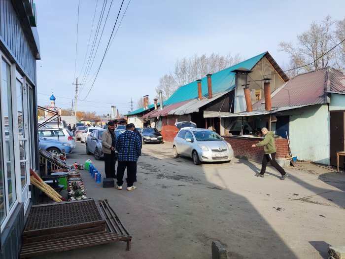 В треугольнике рядом со школой и жилыми домами жизнь кипит. Фото newsib.net