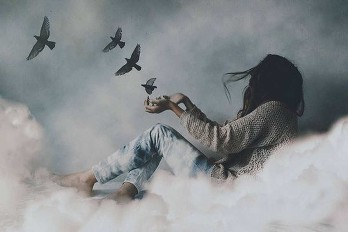 Девушка выпускает птицу. Девушка и улетающие птицы. Душевные картинки. Человек птица.
