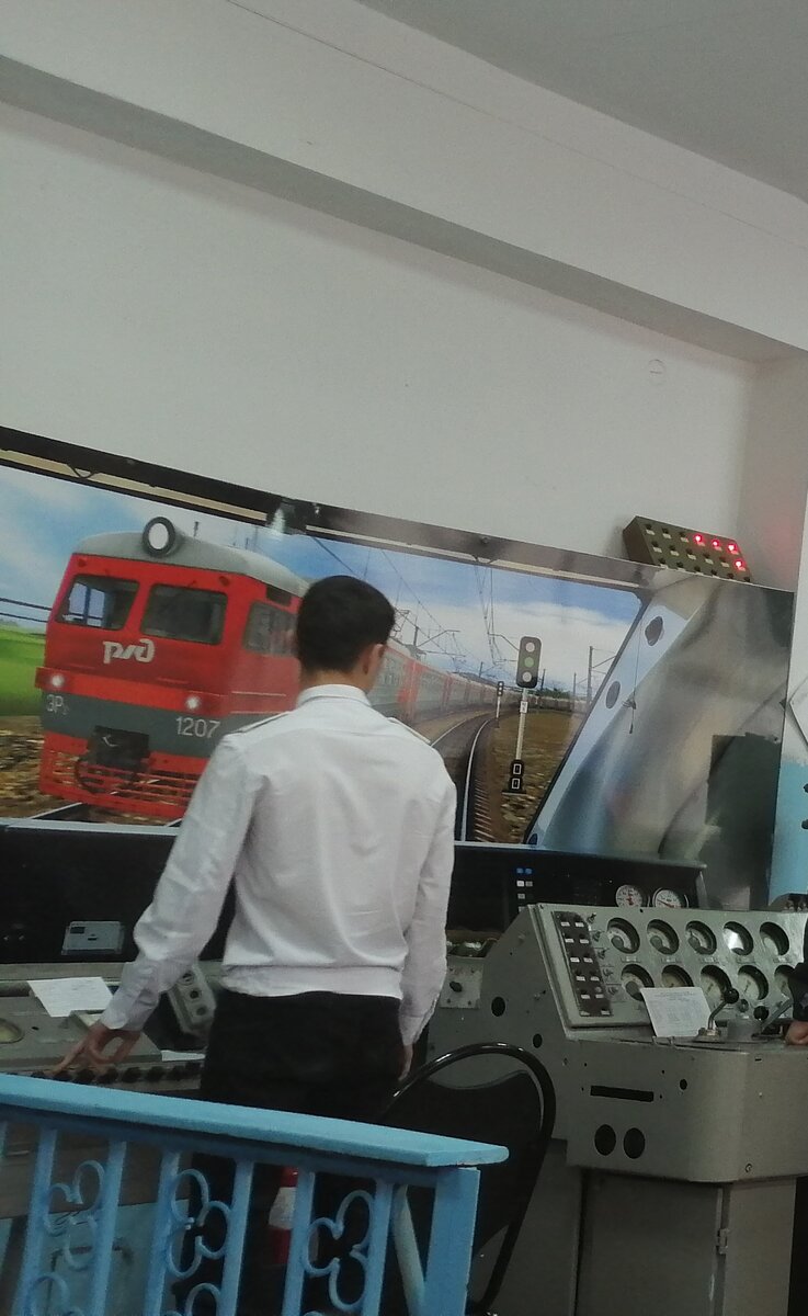 Машинист в учебном классе за работой