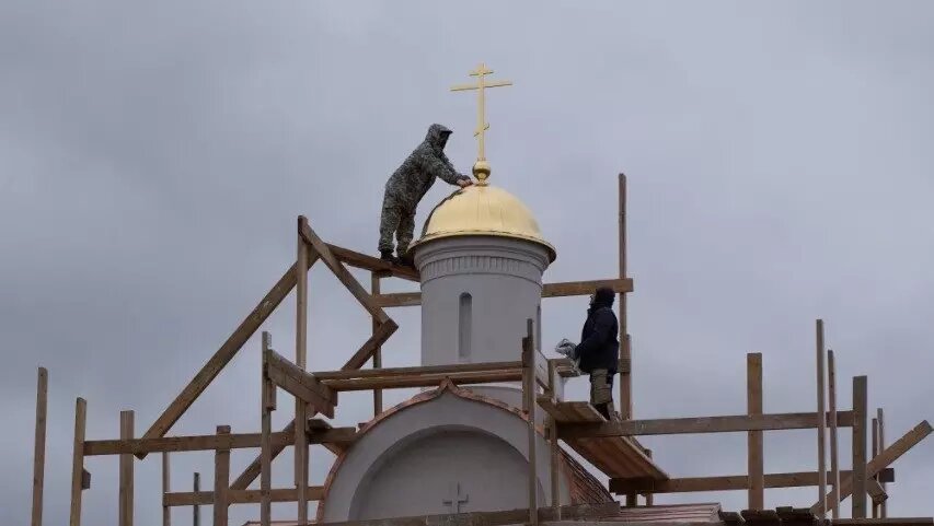     Православный киот на участке трассы М-12 под Арзамасом почти достроен. Об этом рассказали в ГК «Автодор».