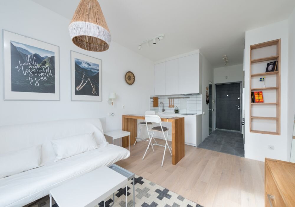 Прямоугольная кухня-гостиная с кухней у входа