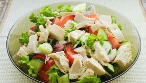 Греческий салат с курицей и сухариками | Рецепт | Еда, Салат с курицей, Греческий салат