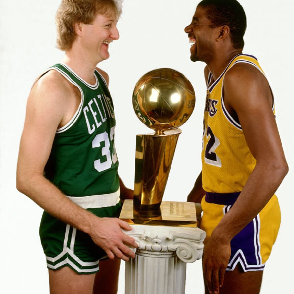 Ларри Бёрд и Мэджик Джонсон рядом с кубком финала НБА