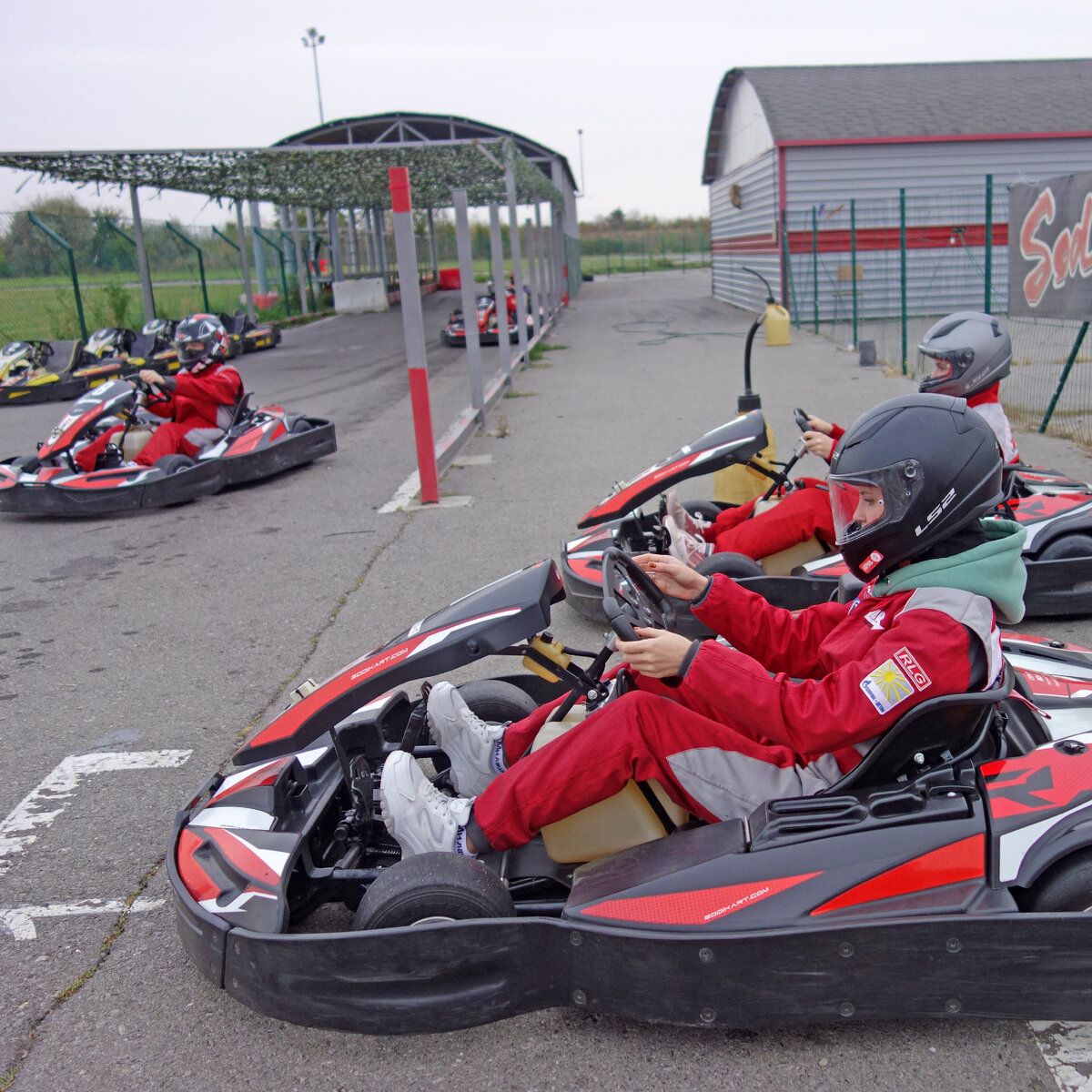 Наши покатушки в Ростове-на-Дону. Все фотографии в тексте будут оттуда. Мощность такого карта 9 л. с., максимальная скорость - 55-60 км/ч.
