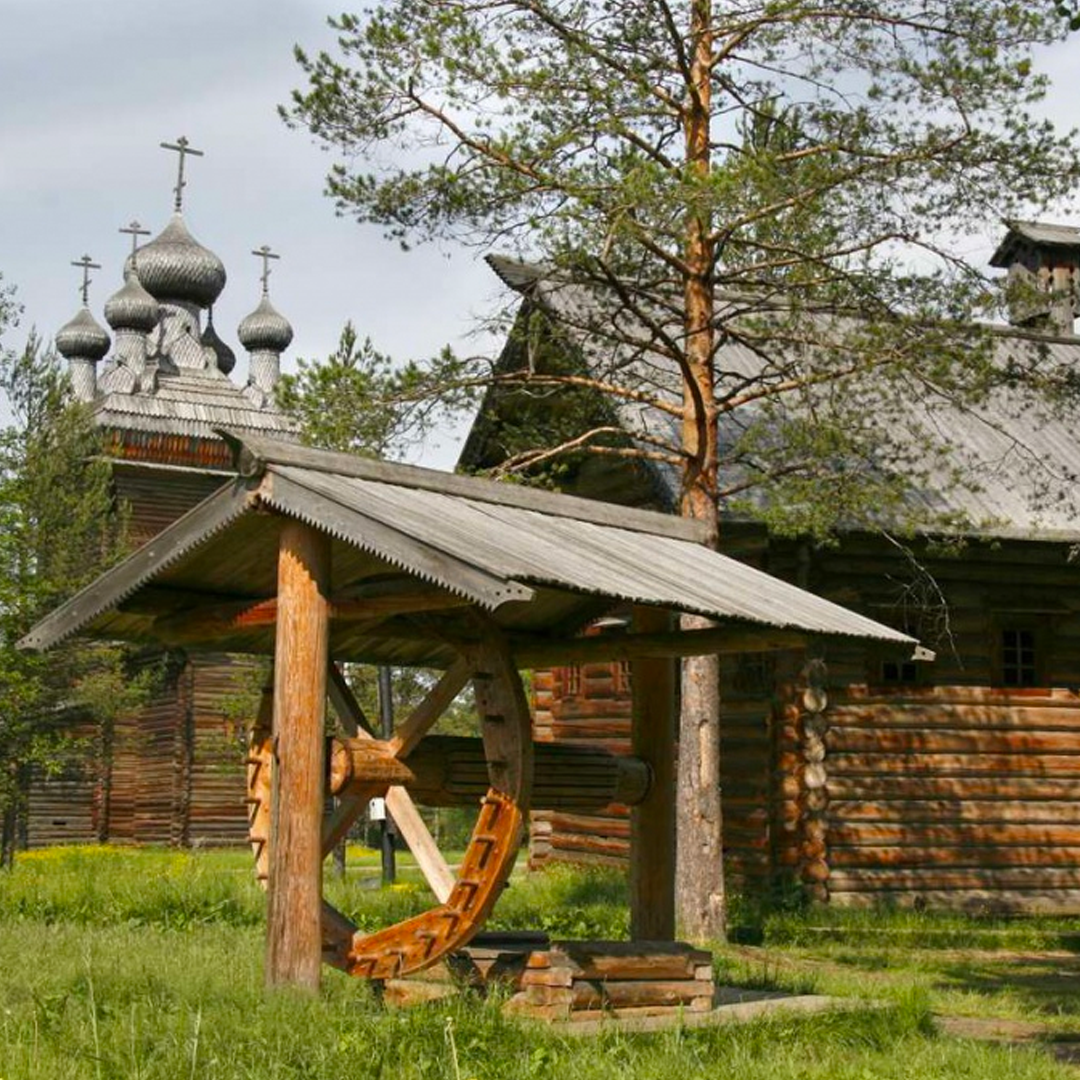 Под архангельском. Музей малые Корелы Архангельск. Музей деревянного зодчества Архангельск. Малые Карелы музей деревянного зодчества. Музей деревянного зодчества в Архангельске малые Карелы.