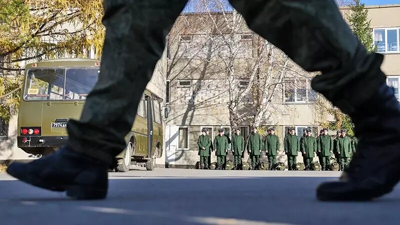     Из военкомата в Москве сбежали двое призванных уроженцев Таджикистана. Против них возбуждены уголовные дела по ч.1 ст. 328 УК — «уклонение от прохождения военной и альтернативной гражданской службы». Останется ли этот случай единичным или мигранты начнут массово игнорировать службу в ВС России?