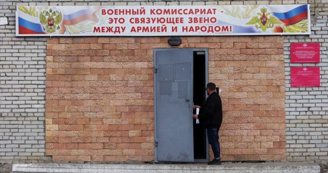 Очередь из призывников. Очередь из призывников. Ставрополь военкомат призывной пункт. Призывная комиссия в военкомате. Очередь в военкомат.