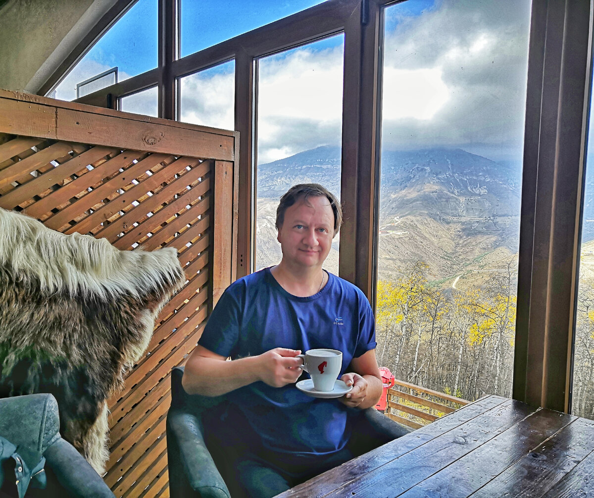  Приятно попить кофеёк на высоте 1520 с видом на горы из окна.