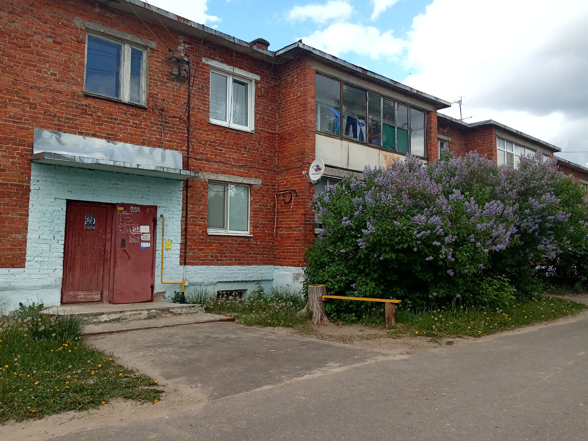 Колоритные и обычные многоквартирные дома в поселке.