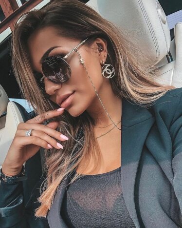 Сама Алина, к слову говоря, в нашей компании всегда считалась немного наивной, но, если говорить откровенно - особым умом она точно не блещет.