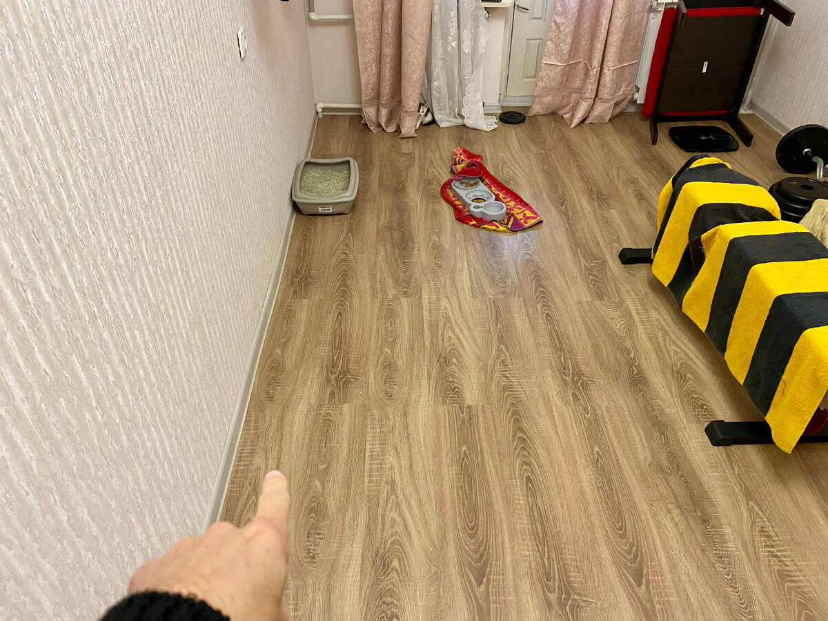 Полотенце с мисками стояло вон там. А само полотенце пришлось положить из-за регулярно разливающейся воды