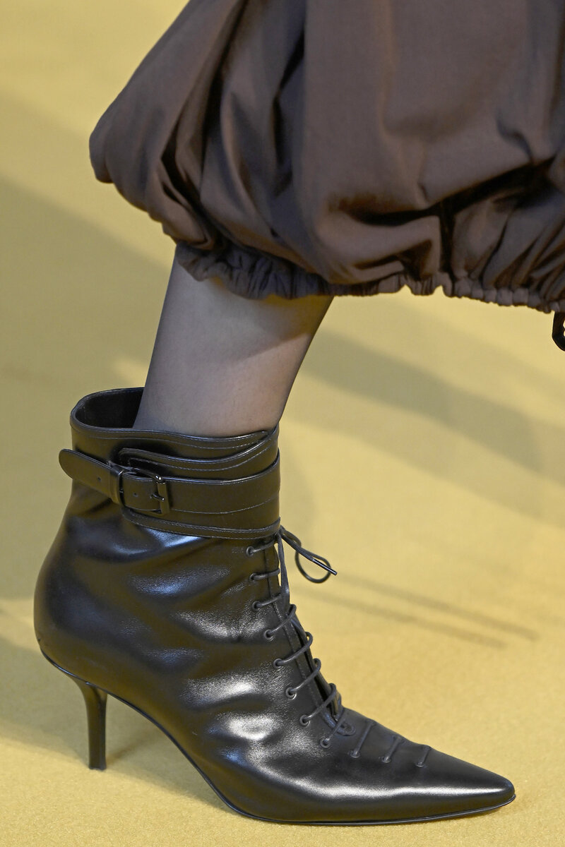    Ботильоны на невысокой шпильке должны быть дерзкимиLegion-Media