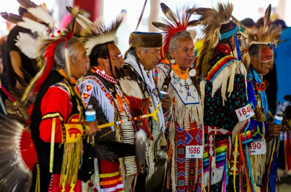 Какие народы коренные в северной америке. Индейцы Канады народы Канады. Коренные индейцы Северной Америки. Канада индейцы алеуты. Коренные жители Северной Америки индейцы.