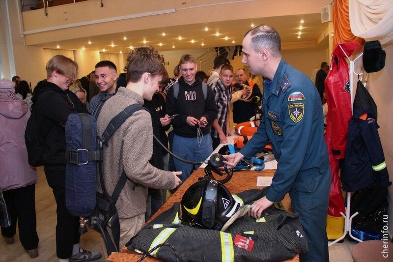    Сегодня в ДК "Строитель" для старшеклассников и студентов колледжей провели День призывника.