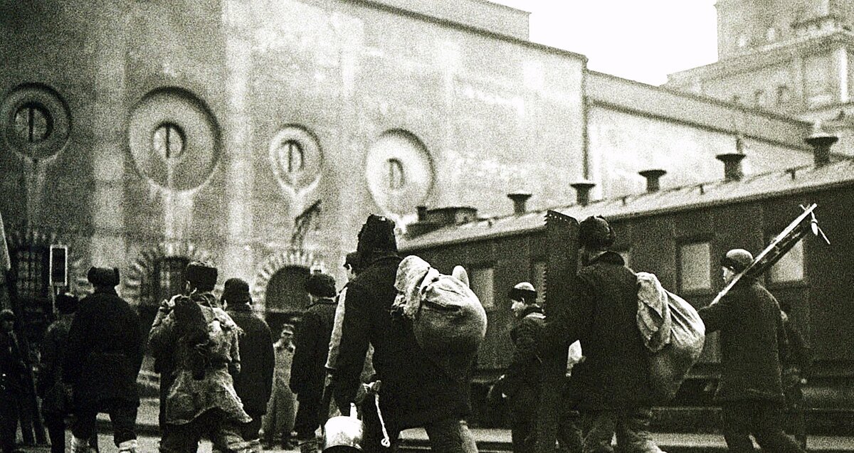 Привычная картина вокзальной жизни Москвы 1920-1930-ых годов прошлого века...Фото из открытых источников. 