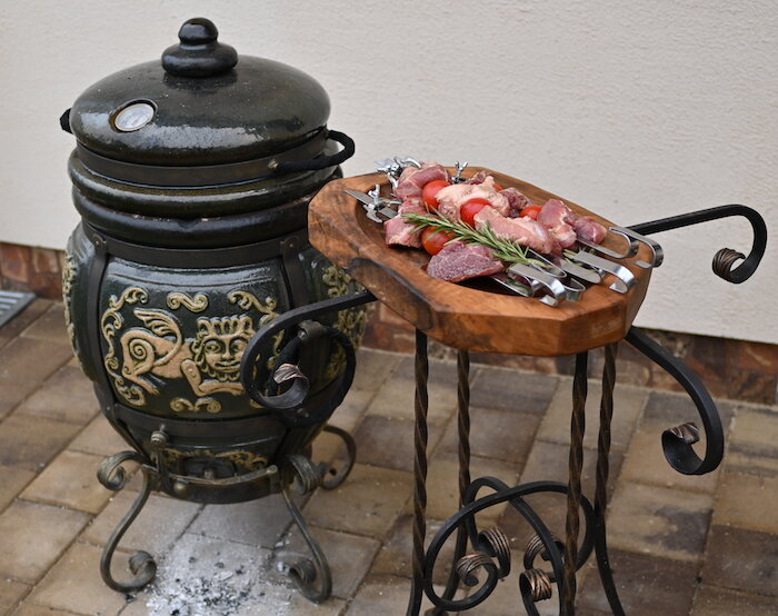 В модели «Арслан» вы приготовите еды, которой хватит на то, чтобы накормить 4–8 человек — в зависимости от их аппетита.