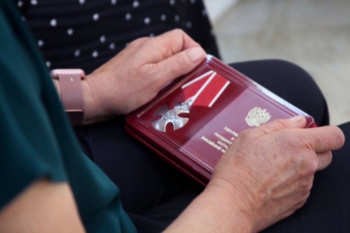    В Волгограде увековечили память отчима и пасынка, погибших в СВО