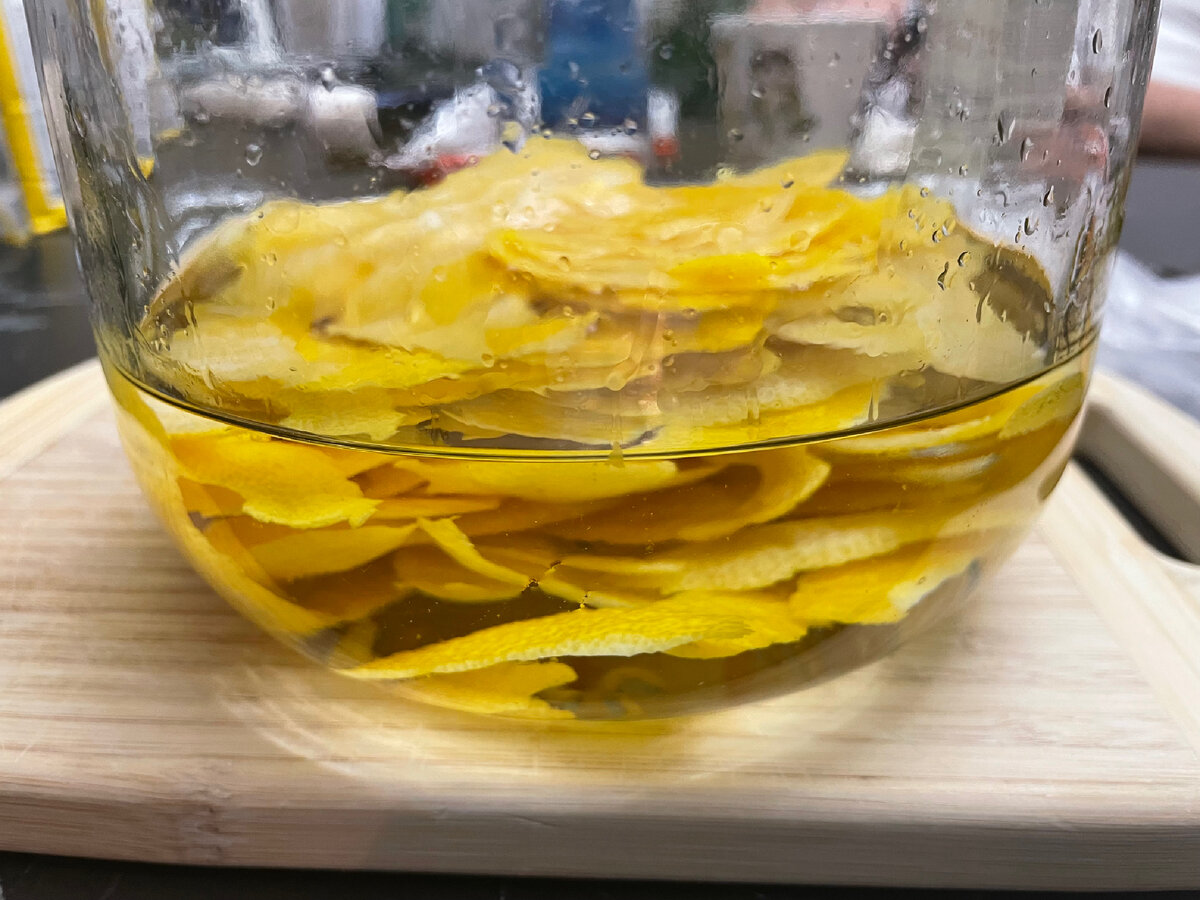 Лимонная заготовка для лимончелло отправляется отдыхать на неделю, над ней потом нужно будет еще поколдовать. 