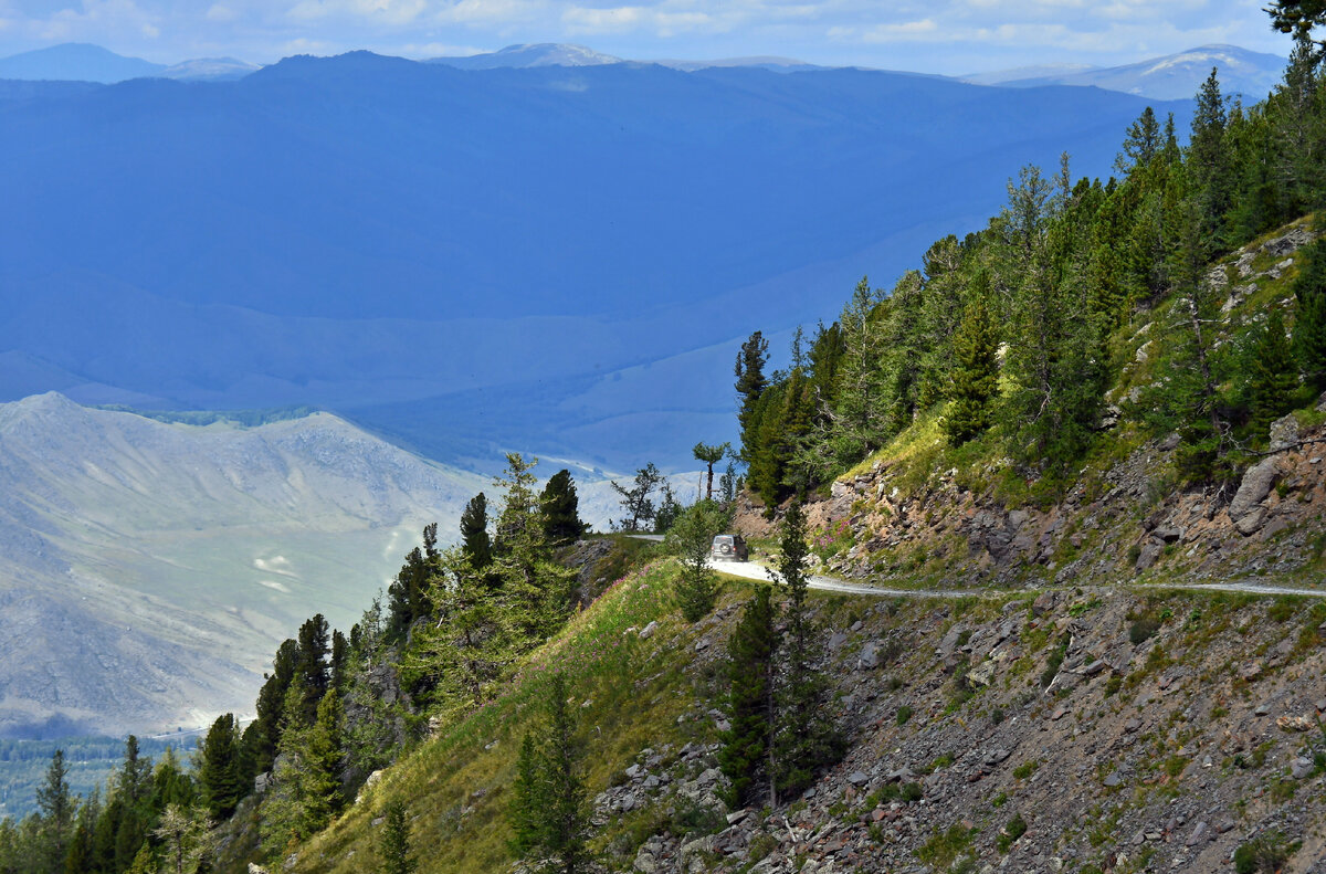 Страшно красивые пейзажи с обрывистой кромки староавстрийской дороги.