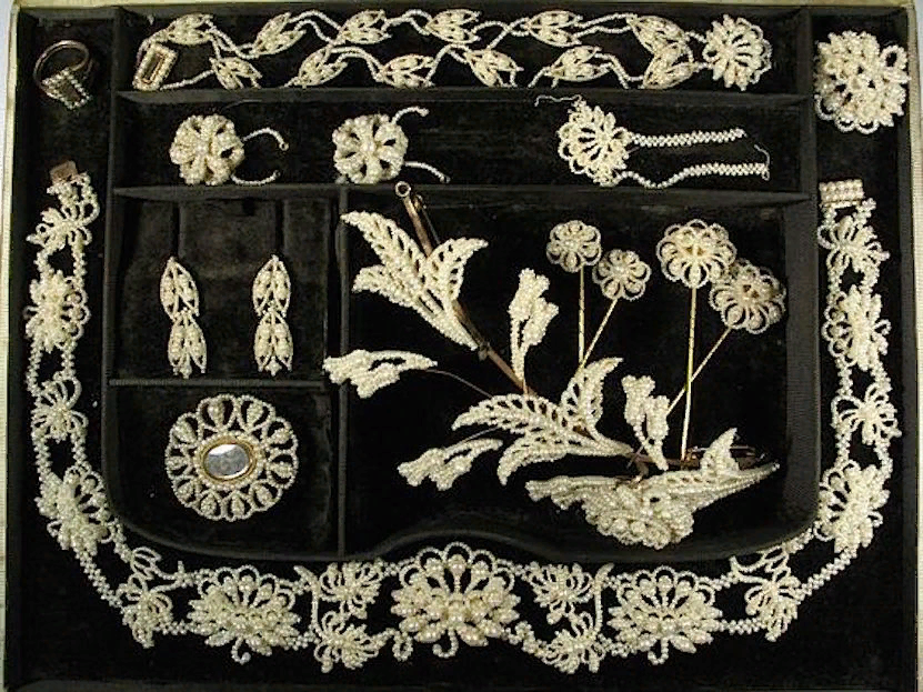 Среди множества видов старинных украшений особо выделяются удивительной красоты вещицы, сделанные из мельчайших, как маковое зёрнышко, жемчужин, известных как seed pearls — "семена жемчуга".-5