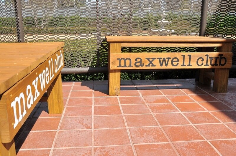 Керамогранит вполне может применяться на открытом воздухе, надолго сохраняя свой внешний вид