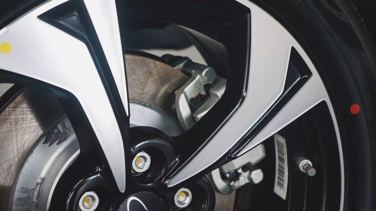     С наступлением холодной погоды и заморозков жители Карелии начали меня шины своих автомобилей. Однако пока это сделали не все. Рассказываем, сколько в регионе стоит зимняя резина.