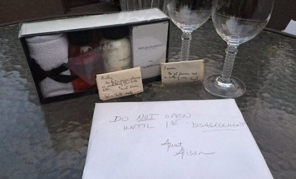 Супруги держали свадебный подарок от бабушки 9 лет закрытым, а когда открыли, он сохранил их семью. Невероятная история, которая вдохновила множество людей по всему миру.-3