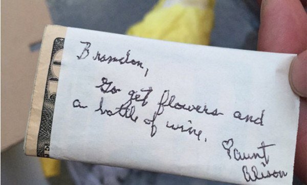 Супруги держали свадебный подарок от бабушки 9 лет закрытым, а когда открыли, он сохранил их семью. Невероятная история, которая вдохновила множество людей по всему миру.-4