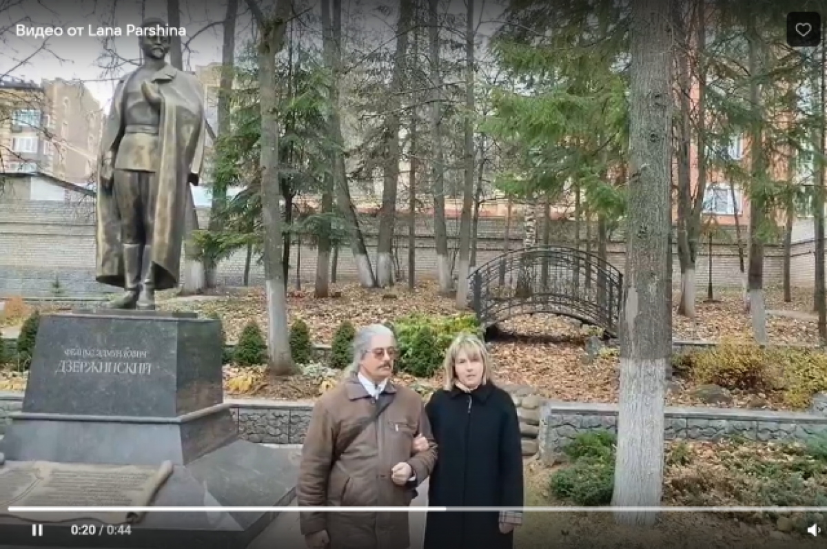    Биограф семьи Сталина Лана Паршина разместила на своей странице в социальной сети видео, на котором она стоит рядом с Селимом Бенсаадом.