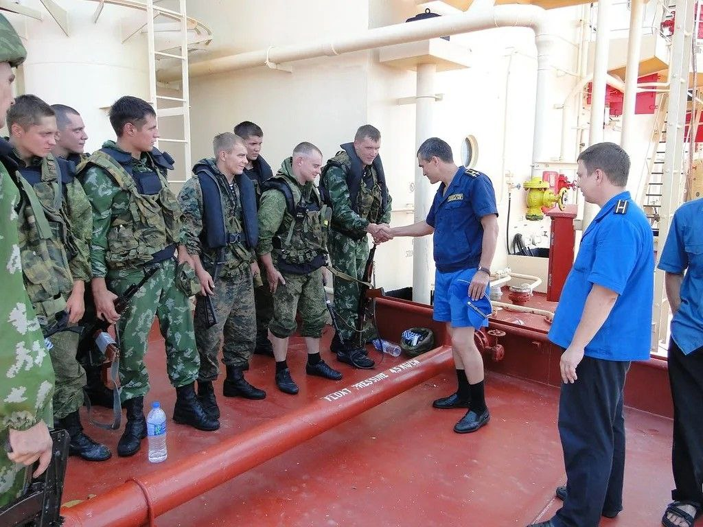 захват пиратами танкера московский университет. танкер московский университет освобождение. нормандия неман парад победы. экипаж танкера московский университет. аденский залив пираты 2010 танкер.