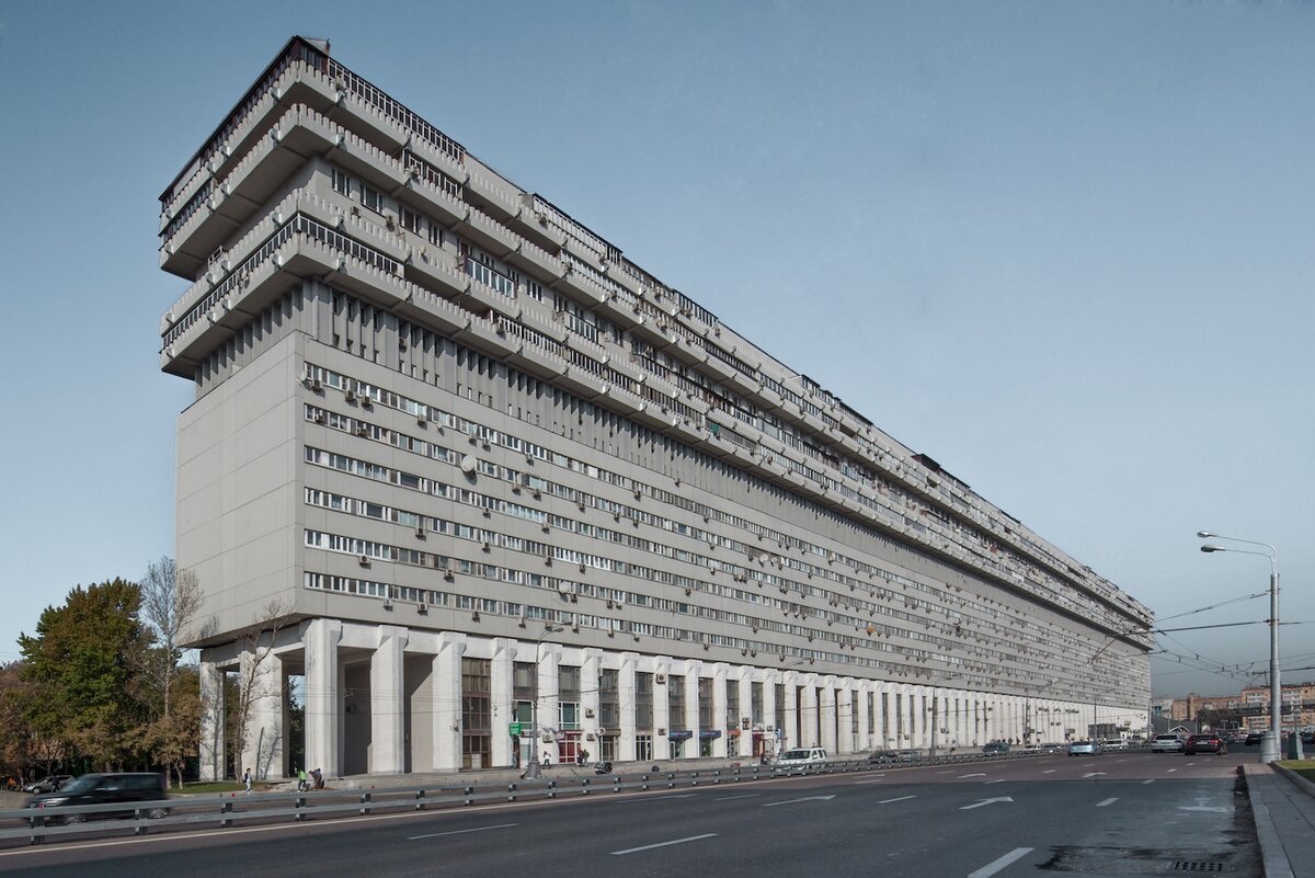 Огромный дом-корабль, упавший небоскрёб, был построен в Москве с 1972 по 1986 годы. 