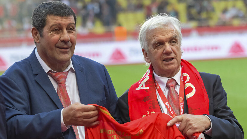     Делио Оннис (слева) и Жан Пети на праздновании 40-летия чемпионства «Монако» в Лиге 1  Global Look Press via ZUMA Press