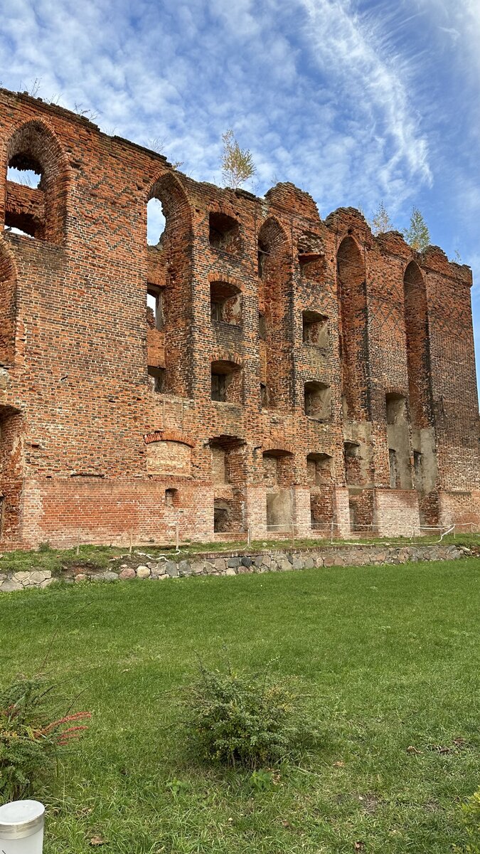 Внешняя стена замка Рагнит в наши дни