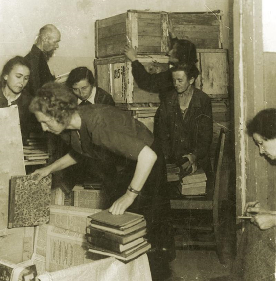 Укладка эвакуируемых фондов Исторической библиотеки, июль 1941 года. источник изображения: wyme.ru
