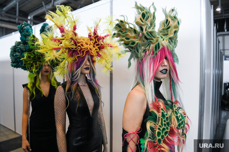    Особенно привлекают внимание постижерные работы. Многие считают, что эти прически создаются на волосах моделей, но на деле — это стилизованный парик Владимир Жабриков © URA.RU