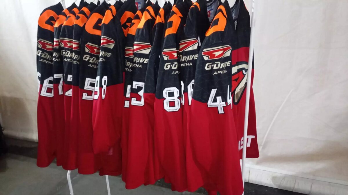     Единственный гол в матче на счету молодого «ястреба» Никиты Холодилина.