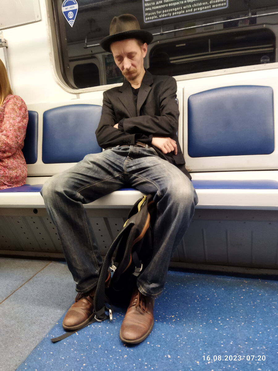 Колоритный парниша, фото моё. Ехал как-то утром на работу. Здорово похож на моего постоянного собутыльника-кореша, последних лет пития.