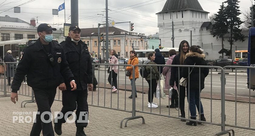 Начнём с рассказа о плохом поступке, который показывает, что надо срочно запретить детям ходить без родителей в отделения банков. Что им там делать? Вряд ли они ходят оплачивать коммунальные услуги.