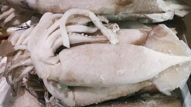     Кальмаров часто добавляют в салаты для придания особенного вкуса, но для этого нужно знать, как их правильно варить. Есть два способа — медленный и быстрый.