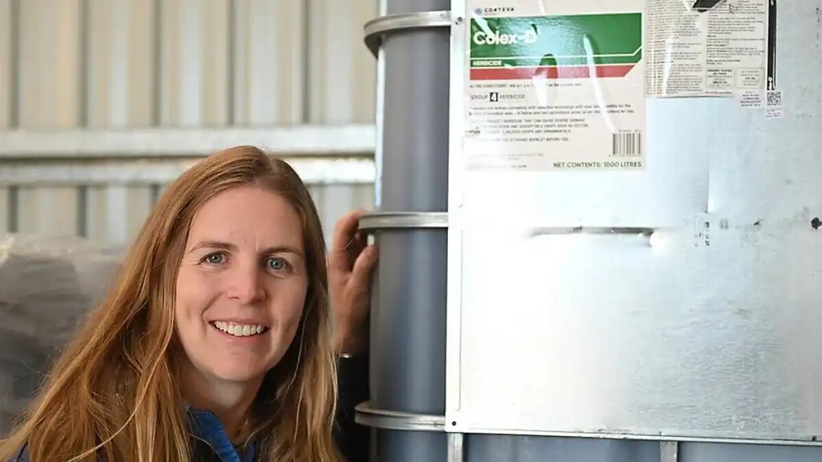 Фото:Corteva Agriscience Менеджер филиала Corteva Agriscience Кристи Чепмен на испытаниях нового гербицида Colex-D