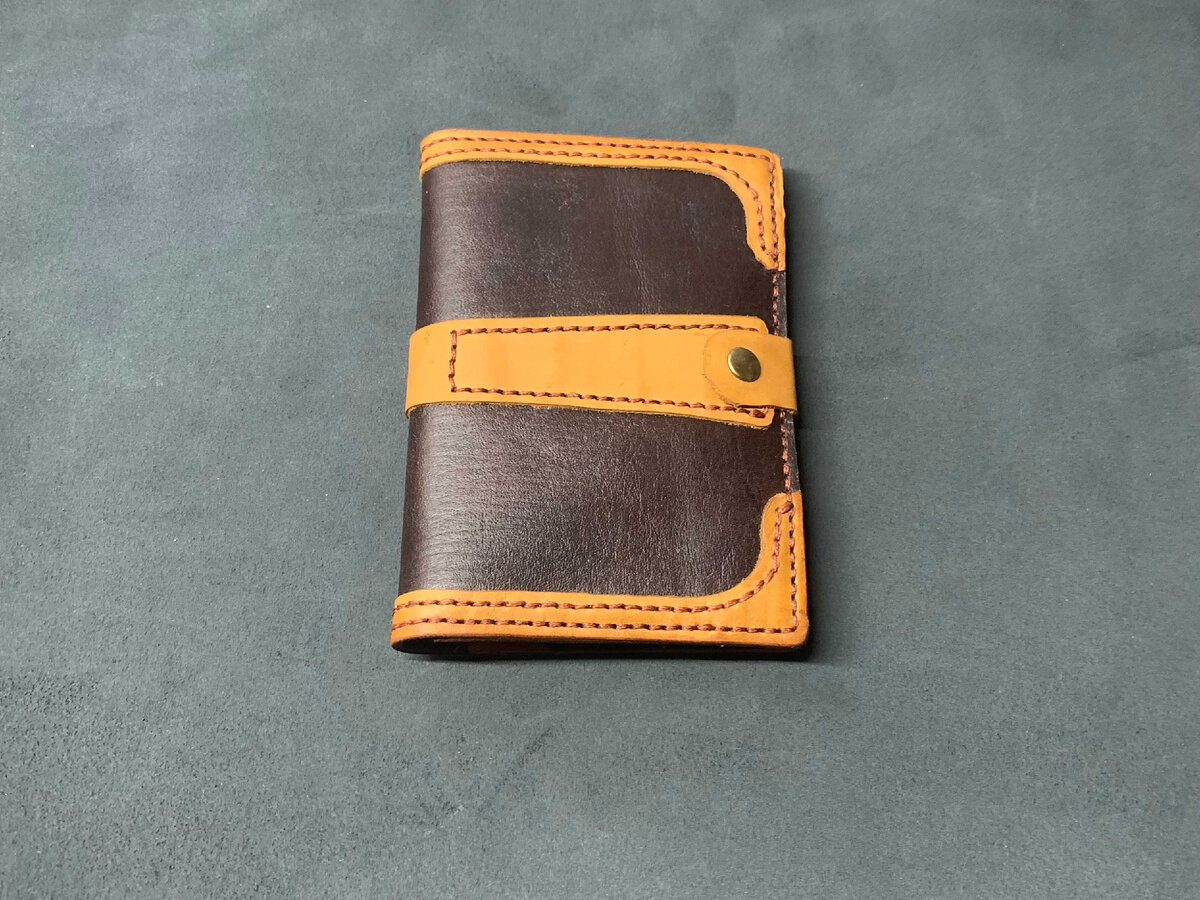 Стильная кожаная обложка на паспорт ручной работы.