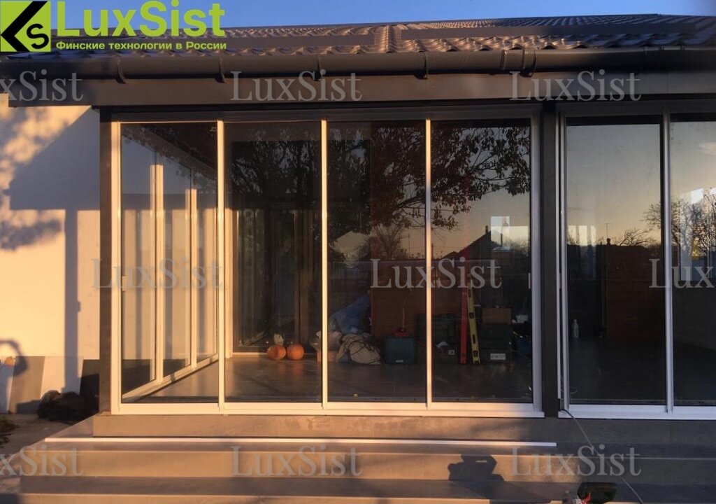 Современная терраса. Установлено раздвижное остекление LuxSist.