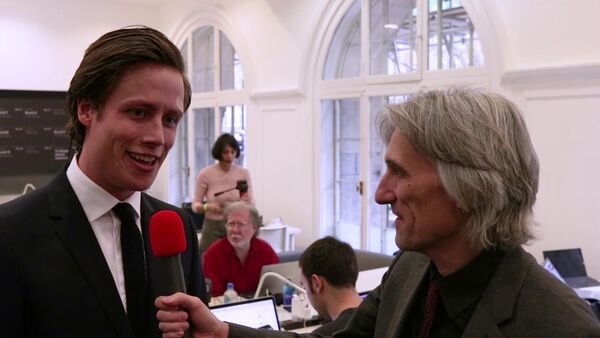 Голова корреспондента оказалась крепче (фото nrk.no)