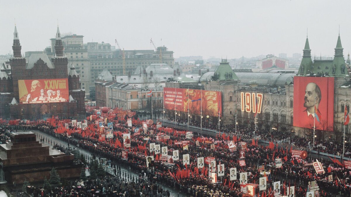 Какой день октябрьской революции. Демонстрация трудящихся 7 ноября на красной площади. Празднование 7 ноября в СССР. Демонстрация 7 ноября в СССР. Фото празднования 7 ноября.