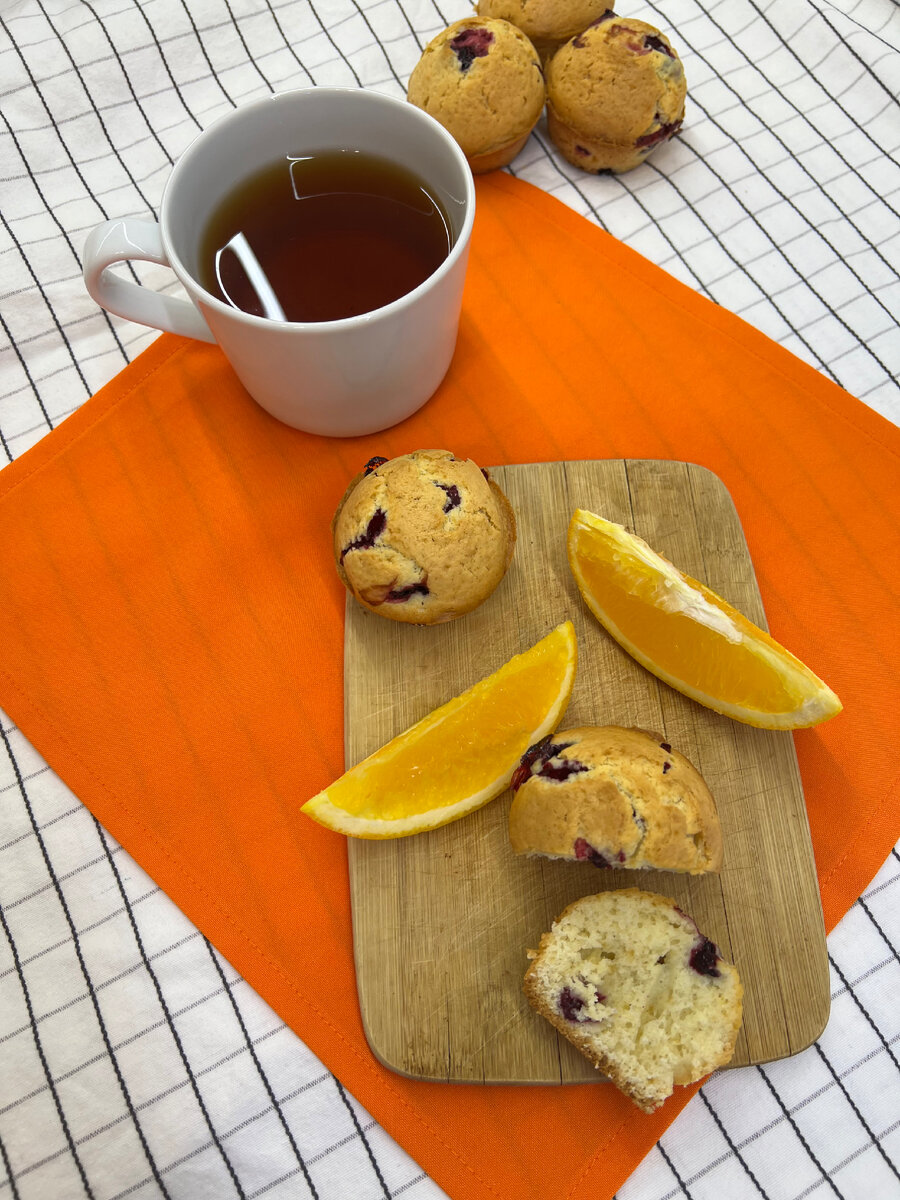 Смородина придает тесту приятную кислинку, что сделает вкус кексов ярким. 