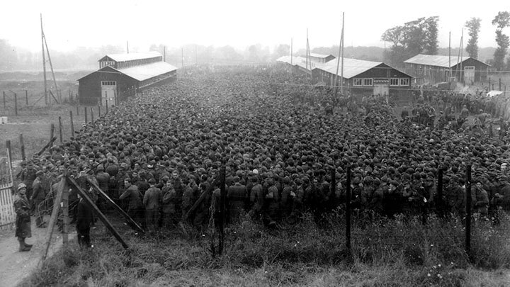 ЕЩЁ В 1945 ГОДУ ЕВРЕЙСКАЯ ОРГАНИЗАЦИЯ "НОКМИМ" ("МСТИТЕЛИ") В ПОРЯДКЕ ВОЗМЕЗДИЯ ЗА ХОЛОКОСТ ГОТОВИЛА УБИЙСТВА 6 МИЛЛИОНОВ ГРАЖДАНСКИХ (!) НЕМЦЕВ. ЗЛОУМЫШЛЕННИКОВ АРЕСТОВАЛИ, НО ОНИ УСПЕЛИ ОТРАВИТЬ В ЛАГЕРЕ ДЛЯ ВОЕННОПЛЕННЫХ "ВСЕГО" 400 НЕМЦЕВ. ФОТО: HISTORICAL COLLECTIONS/ GLOBAL LOOK PRESS