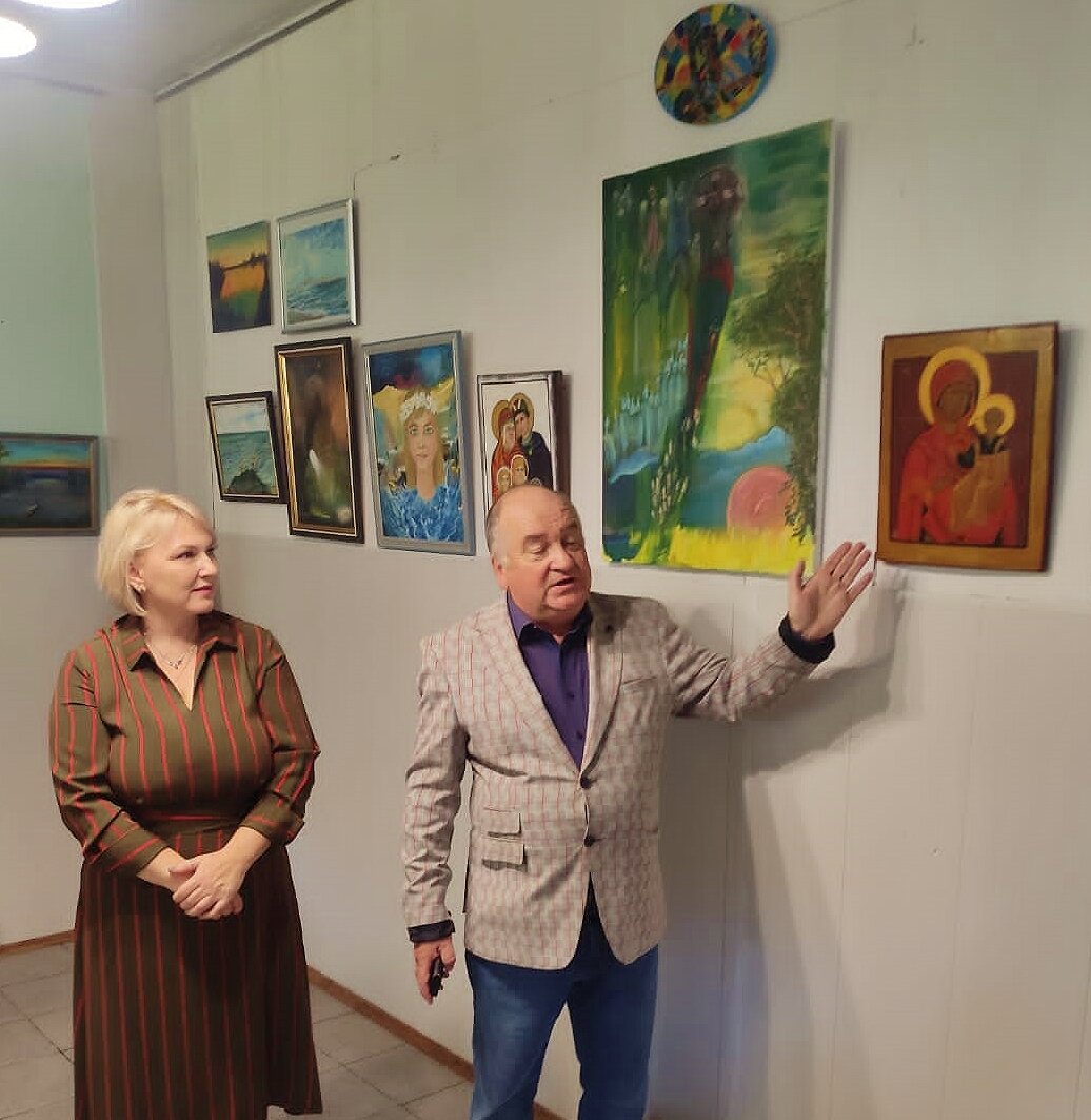 Елена Тиунова и художественный руководитель Академии Рафаэль Владислав Иванович Несынов рассказывают зрителям о спасении иконы