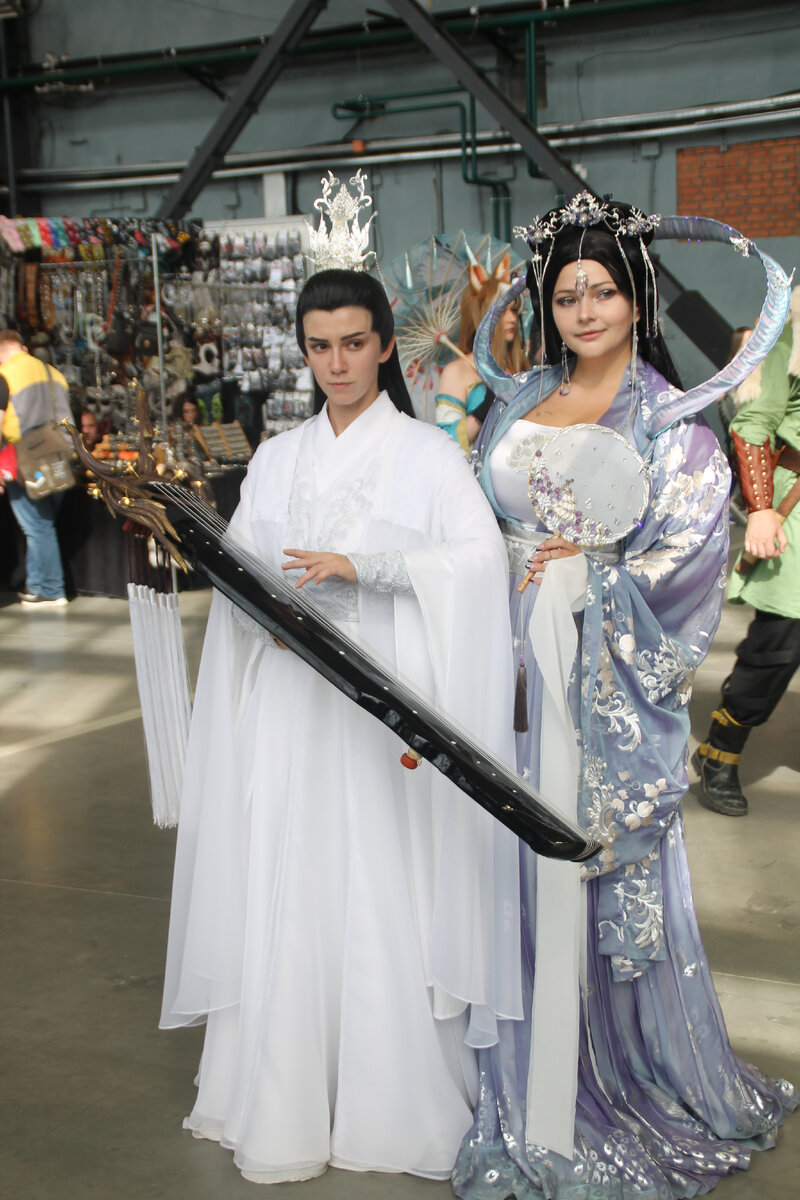 Косплей в Питере 2023 года. Эльфы играют сотню лет на одной ноте. (Фото автора).