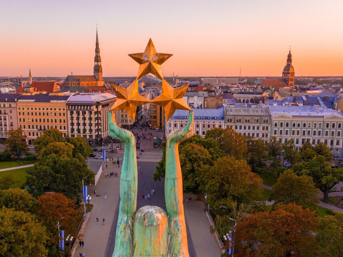    Вид на Памятник Свободы в Риге, Латвия© iStock.com / Wirestock